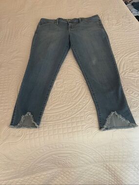 Women's Ankle Crop Jeans with Frayed V-Hem in Mid Blue